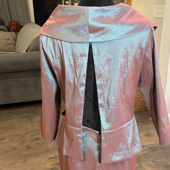 Elegant Metallic Outfit with shimmering blue and green detail - Picture 2 of 8